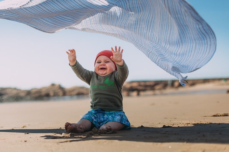 Glückliches Baby am Strand